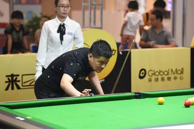 的两种足球 的两种足球